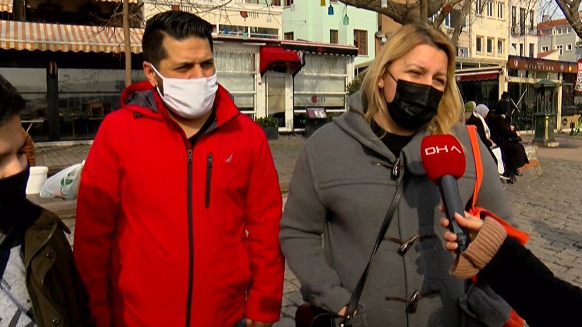 Eşi ve çocuğuyla köpek gezdirmek için sahile gelen Nurgül Ahenk, Duramadık evde. Karlı da bir hafta oldu ama genellikle kısıtlamalar bir sıktığı için herkes aynı durumda. Biz markete diye değil çocuk gezdiren ve köpek gezdirenler olarak çıktık. Yasaklar korkutuyor ben de kovid geçirdim. Ama evlerde de durulmuyor. Mecbur çıkıyoruz. Bütün hafta olunca hafta sonu hava almak istiyor insan diye konuştu. 