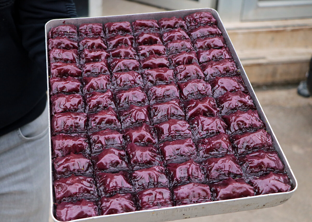 Kentte uzun yıllardır baklava üretimi yapan bir firma, böğürtlen, mor dut, yaban mersini, vişne, nar, patlıcan, mor soğan kabuğunun özlerinden üretilen mor un ile baklava yapımına başladı.  