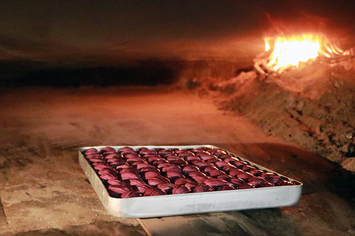 Midye tatlısı, baklavalarımızı mor undan yapabiliyoruz. Ürünümüzün içinde kesinlikle gıda boyası ve katkı maddesi bulunmamaktadır. 