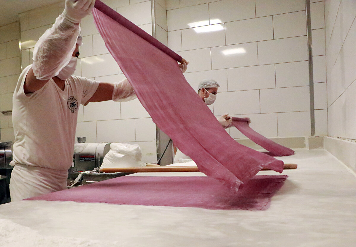 Baklavayı yerken unun içerisinde bulunan meyveler şekeri kesiyor ve daha rahat yenilebiliyor. Baklavanın kilogramını 100 lira olarak belirledik. Talepler çok yüksek olduğu için siparişle bu ürünü üretiyoruz” 