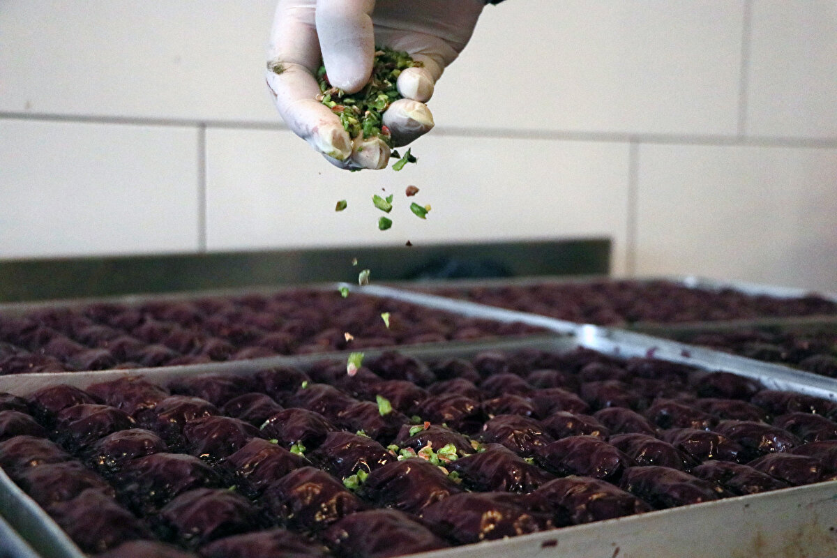 Mor baklavanın sağlığa faydalı olduğunu söyleyen üretici Mehmet Tekin şöyle konuştu: “Adana’da şu anda mor baklavayı sadece biz üretiyoruz. Ürünümüz sağlıklı olduğu için Türkiye’nin her ilinden bu baklavamıza talepler var  