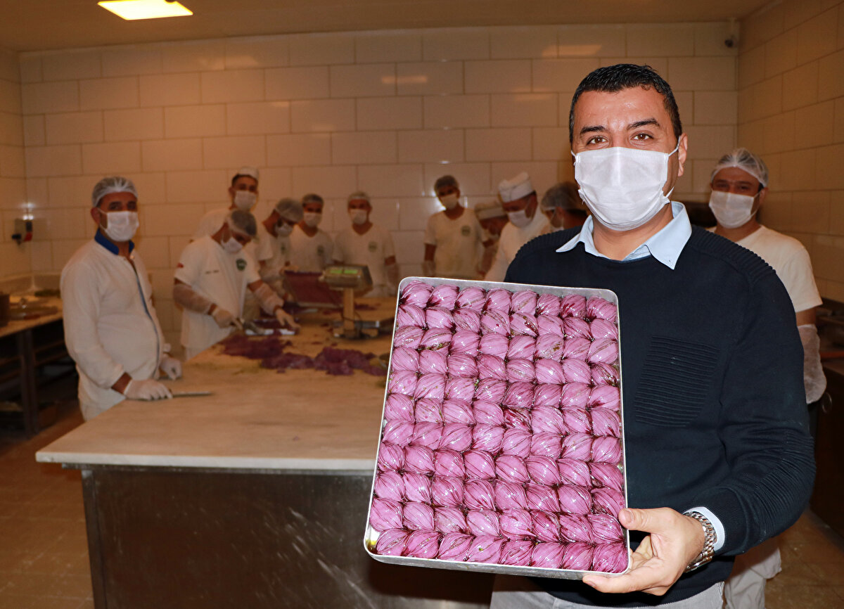 Ürünümüz tamamen doğaldır. Mor baklavanın içerisinde çok az bir ekşilik var. Bu ekşilikte baklavanın içerisindeki şekeri kesiyor. Mor un tamamen sağlığımıza zarar vermeyen bir yol izlenerek üretilmiş. 