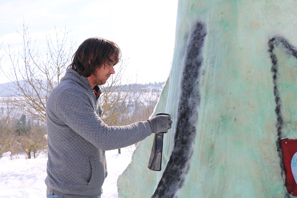 Uzay mekiğini yeğeni Selman Sözer ile birlikte yapan Kurt, Daha önce kardan yılan ve gemi yapmıştım. Yaklaşık bir ay önce de uçak yapmıştım. Şimdi de gündemde uzay mekiği projesi vardı. Ben de gündeme ayak uydurarak uzay mekiği yapmak istedim. Bazen gündemdeki olaylardan etkileniyorum, bazen de kendi kafamda tasarladığım, hayal ettiğim şeyleri yapıyorum dedi.