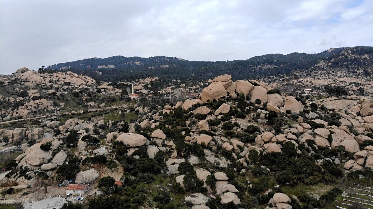 Muğla'nın Milas ve Yatağan ile Aydın'ın Çine ilçesi üçgeninde yer alan Gökbel vadisinde bulunan kayalar, Yunanistan Meteora'daki kayalar ile büyük benzerlik taşıyor. En genci 15 milyon, en yaşlısı ise 1 milyar yaşında olduğu tahmin edilen ilginç kayalar, kırsal yerleşim birimleri ile iç içe girmiş durumda.