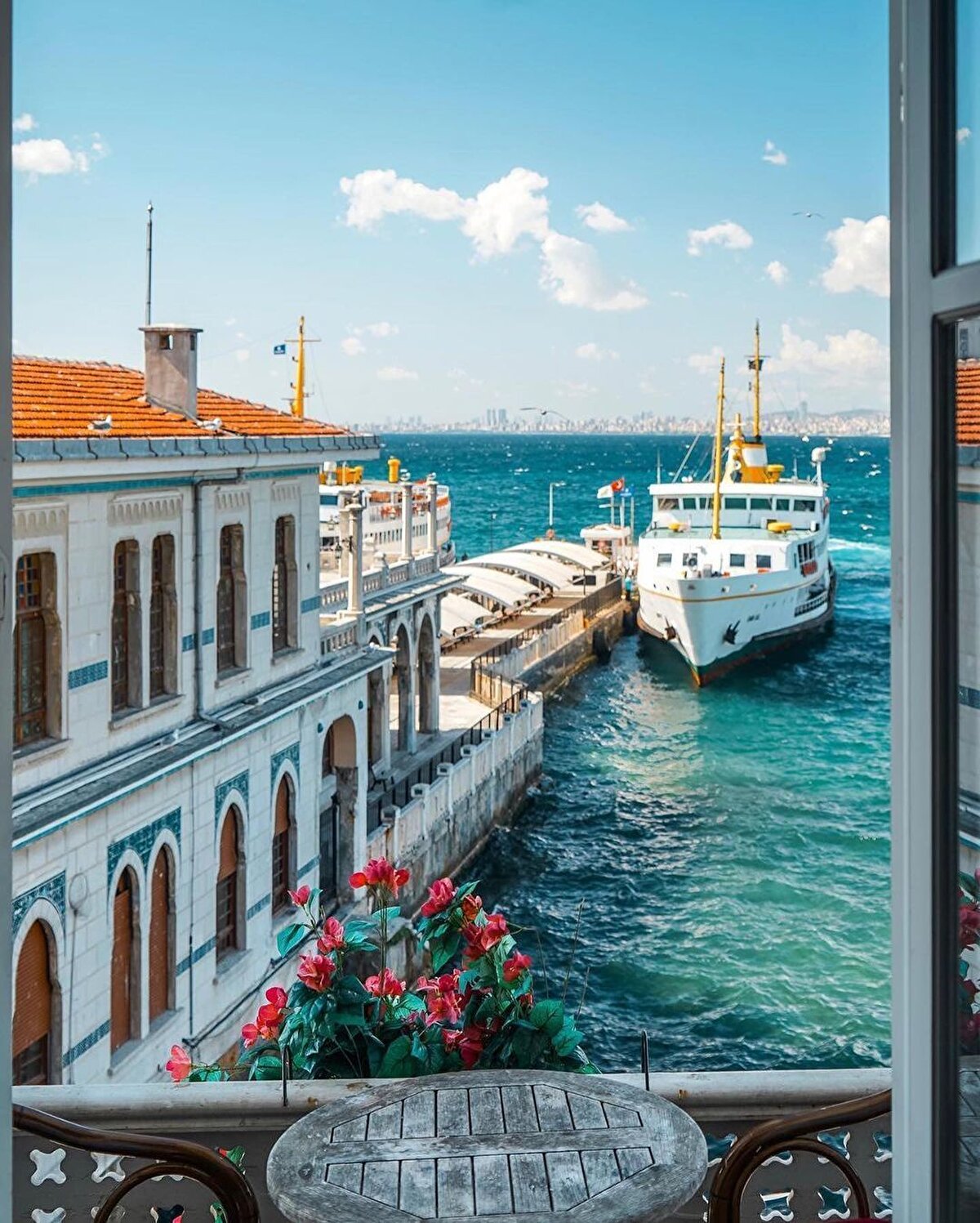 📌 Biz bugün Aya Yorgi Kilisesi’ni konuşalım. Ünlü Aya Yorgi Kilisesi bir rivayete göre M.S 3. yüzyılda Bizans döneminde, küçük bir kilise olarak inşa edilmiştir. Efsaneye göre, Haçlı Seferleri esnasında işgal altında kalan adanın papazları, ikona ve kutsal eşyaları kurtarmak için toprağa gömerler. Yıllar sonra Aya Yorgi olarak anılan bir aziz, bir çobanın rüyasına girer ve ondan kiliseye giden yokuşu tırmanmasını, çan sesini duyduğu an olduğu yerde durup toprağı kazmasını ister. Çoban bu rüyayı birkaç gün üst üste görünce aziz Aya Yorgi’nin kendisine dediklerini harfiyen uygular. Çıplak ayakla dik yokuşu sessizce tırmanır ve toprağın altından, bugün kilisede sergilenen, ikona ve kutsal cisimleri çıkarır.⠀