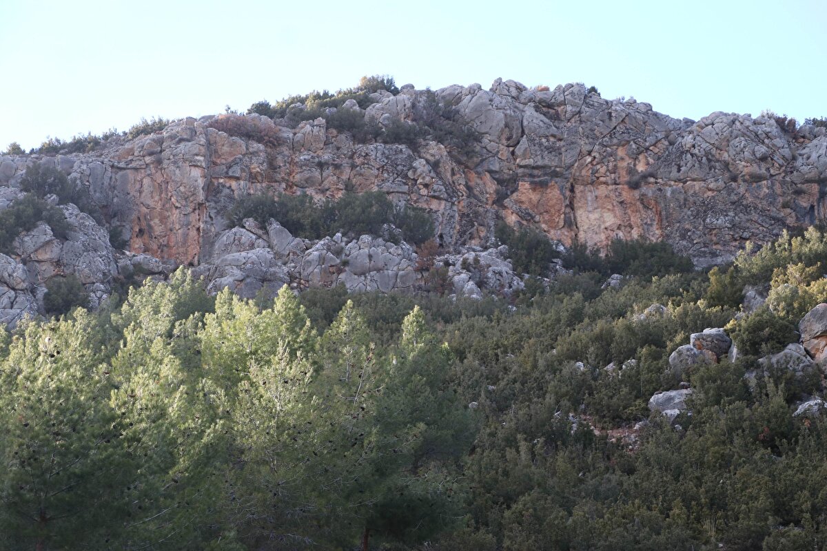Yaklaşık yarım metre genişliğinde bir girişi bulunan mağaraya iple iniliyor.