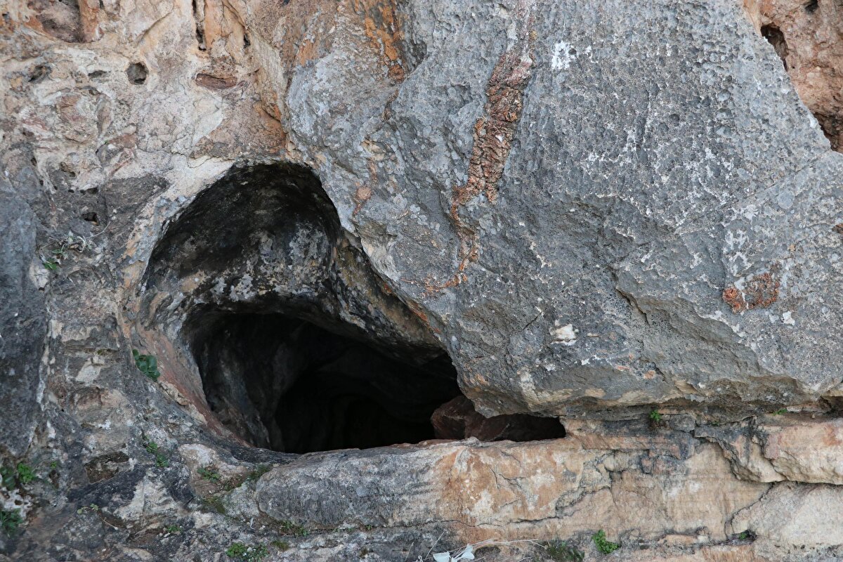 Dodurga Muhtarı İlhan Aksoy, Aslan İni mevkisinin ilkçağdan kalma mağaralarıyla meşhur olduğunu söyledi.