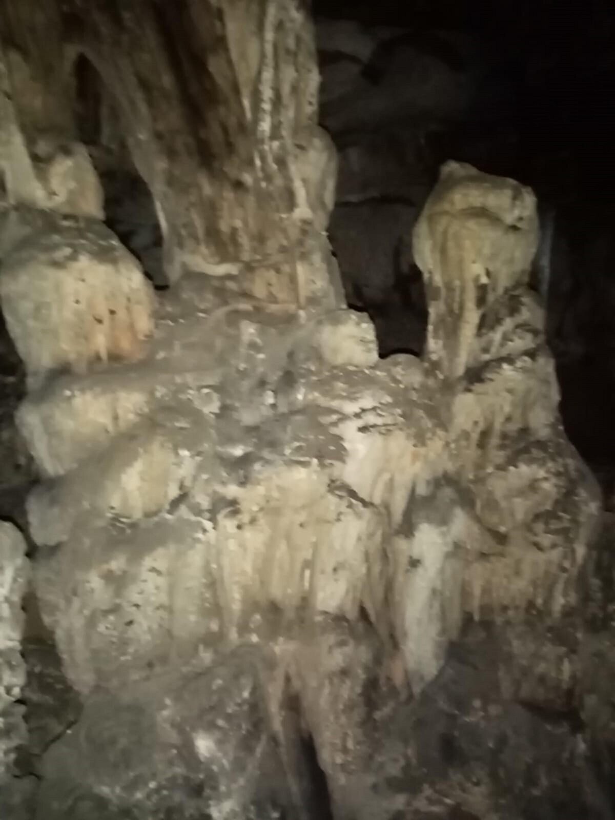 Mağaraların turizme açılmasını isteyen Muhtar Aksoy, Burayı yıllar önce mahallemizin çobanları buldu. İçine ip yardımıyla iniliyor. Güzel bir mağara, içinde küçük odacıklar var. Yüksekliği yaklaşık 1.5 metre. Tavanında çok güzel sarkıtlar ve dikitler var. Fakat herkesten önce buraya defineciler gelmiş. İçeride ciddi tahribat yapılmış. Birkaç sarkıt kırılmış. Mahallemizin tanıtımı için önemli olan bu mağara turizme kazandırılmalı” dedi.