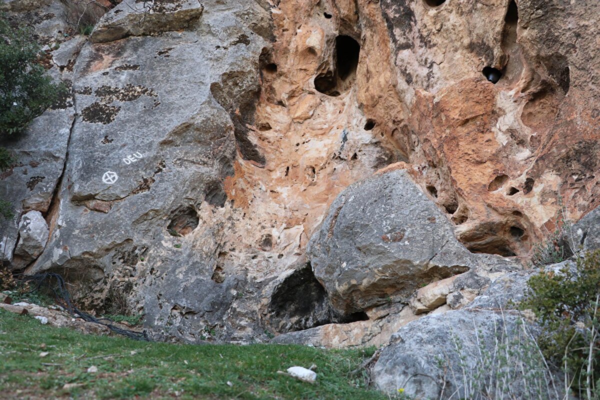 Dodurga Muhtarı İlhan Aksoy, Aslan İni mevkisinin ilk çağdan kalma mağaralarıyla meşhur olduğunu söyledi. Mağaraların turizme açılmasını isteyen Muhtar Aksoy, Burayı yıllar önce mahallemizin çobanları buldu. İçine ip yardımıyla iniliyor. Güzel bir mağara, içinde küçük odacıklar var. Yüksekliği yaklaşık 1.5 metre. Tavanında çok güzel sarkıtlar ve dikitler var. Fakat herkesten önce buraya defineciler gelmiş. İçeride ciddi tahribat yapılmış. Birkaç sarkıt kırılmış. Mahallemizin tanıtımı için önemli olan bu mağara turizme kazandırılmalı” dedi.