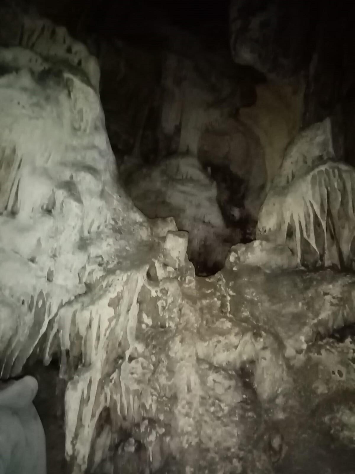 Uzun yıllar gizli kalan mağara, Çevre ve Şehircilik Bakanlığı tarafından tabiat varlığı ilan edilerek, korumaya alındı. Mahalle merkezinden yaklaşık yarım saatlik yürüyüş ile ulaşılan mağaranın içinde sarkıt ve dikitler bulunuyor.