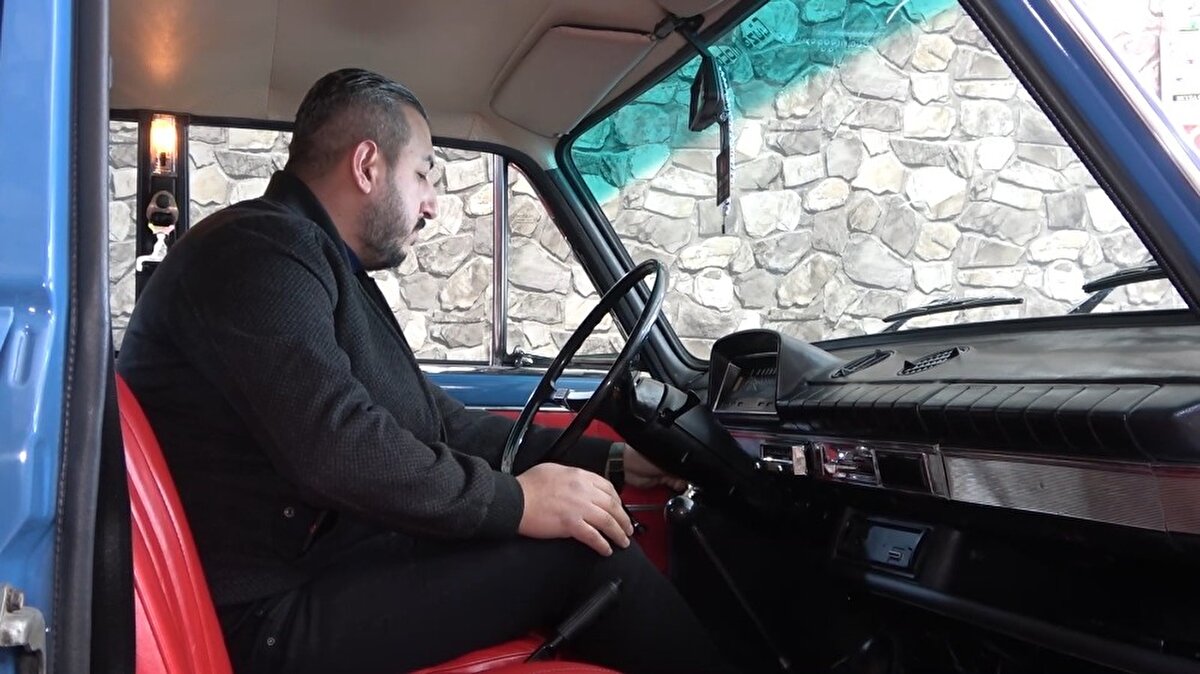 Oto galerici Fatih Yunus Güzel, klasik otomobil tutkunu olduğunu ve antika araçları çok sevdiğini söyledi.