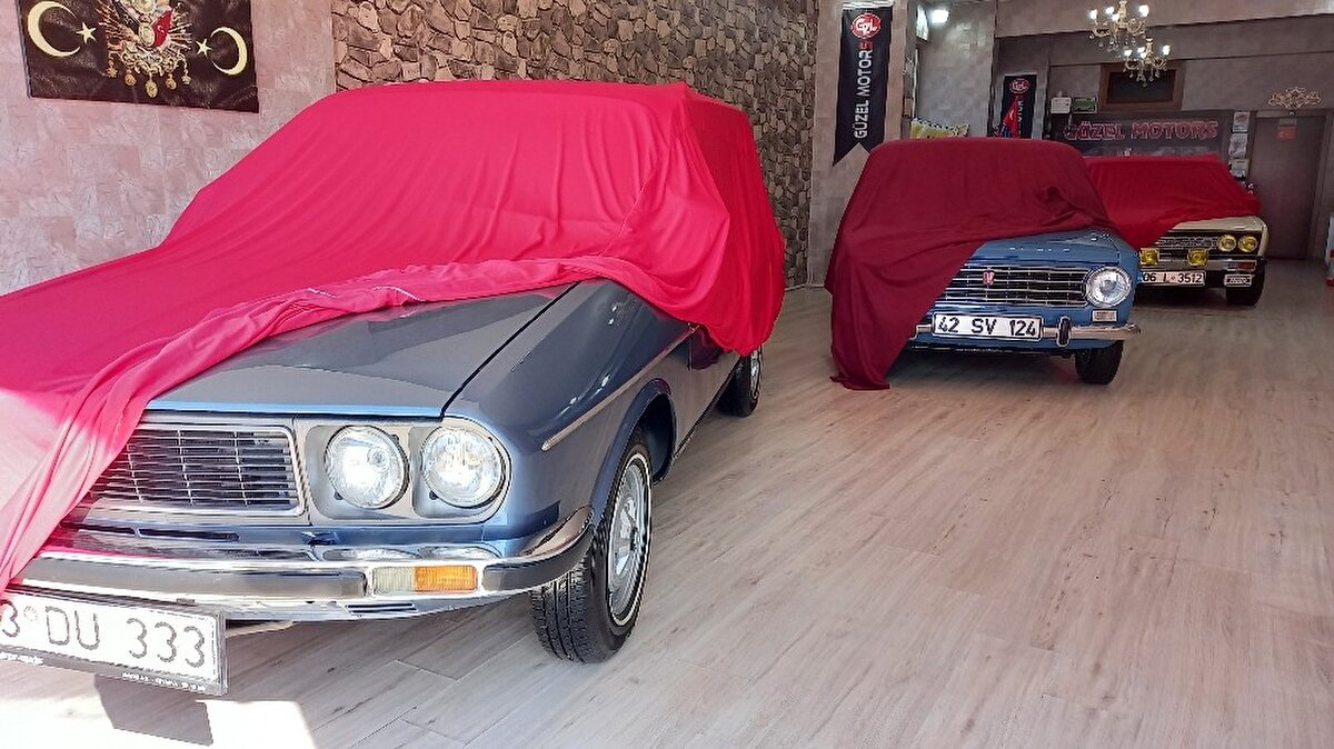 Her gün bakımını ve temizliğini yapıyor, toz almasın diye de araçlarını örtüyle kaplıyor.