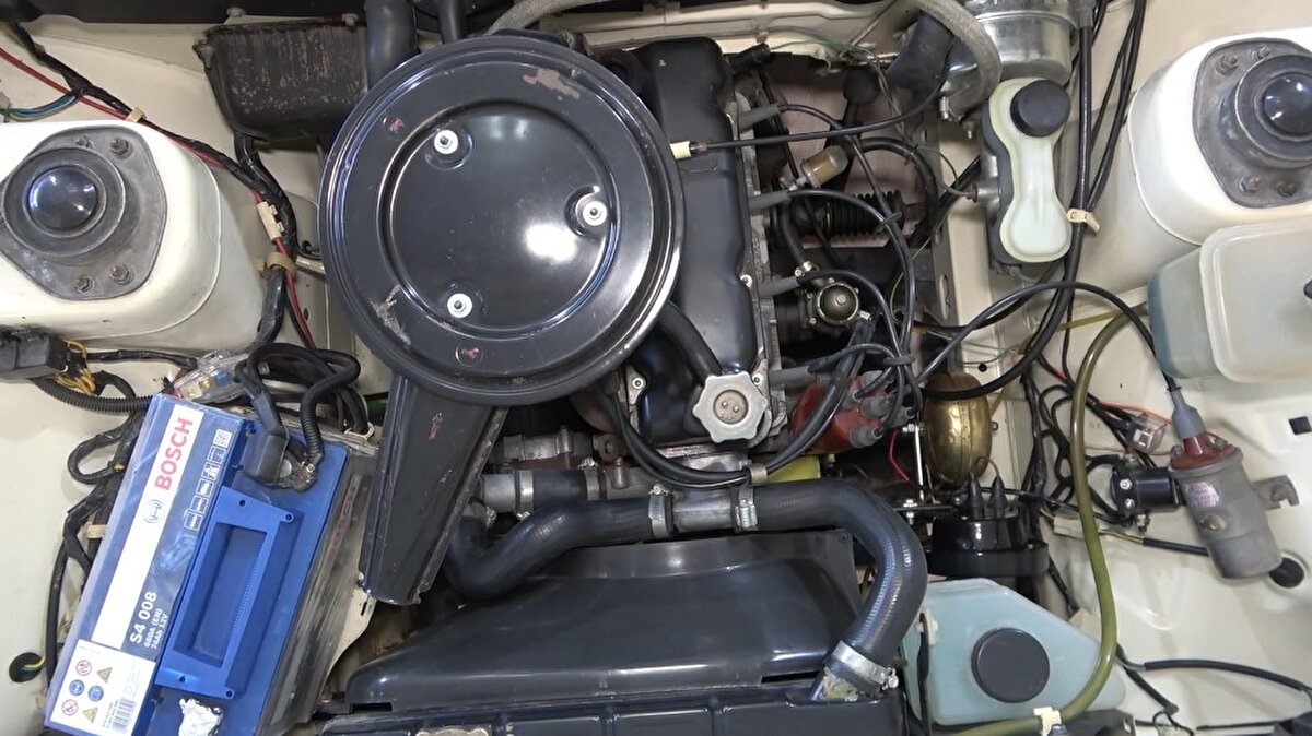 78 bin kilometredeki 1987 model Renault marka otomobilin de tüm parçalarının orijinal olduğunu belirten Güzel, "Komple fabrikasyon kumaş döşemesi, tavan döşemesi, koltukları, içi, dışı, motor içi her tarafı fabrikasyondur. Kesinlikle kaza hiçbir şekilde yoktur. Motorların hiçbir sıkıntısı yoktur. Zaten biz aldığımızda hepsinin bakımını yapıyoruz. Ondan sonra içeriye alıyoruz" dedi.