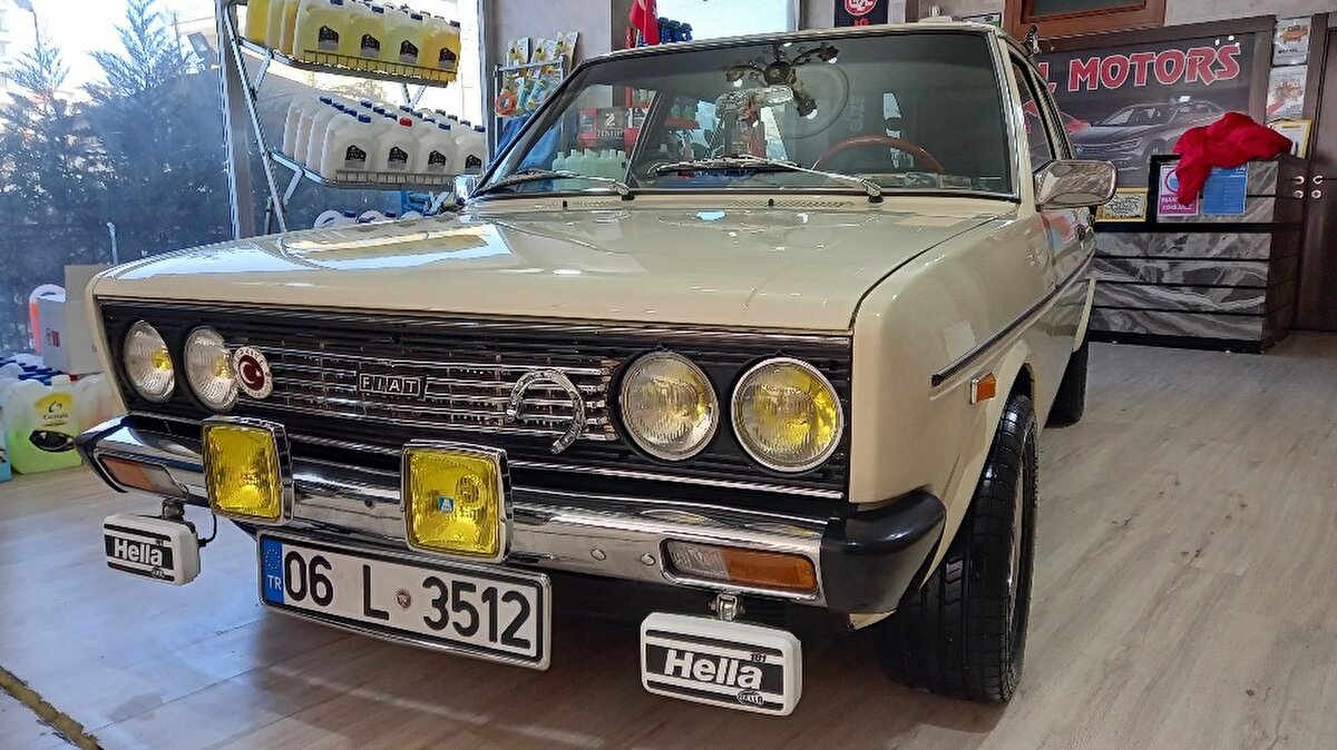 Tamamen orijinal ve fabrikadan çıktığı gibi duruyor. Güzel, orijinalliğini koruyan otomobillerine henüz fiyat biçemiyor.