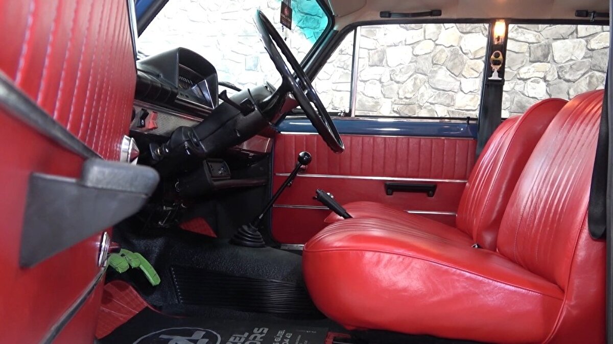 35 bin kilometredeki 1974 model Murat 124 otomobilin özelliklerinden bahseden Güzel, "Her şeyi ile fabrikasyon bir araç. 87 model Renault aracımız var. Fabrika boyalı 78 bin kilometrede. Bu aracımız da fabrikadan çıktığı gibi içiyle dışıyla, bize bu araçlar saklamak, bakmak, sevmek bize mutluluk veriyor. Antika araçları sevdiğimizden dolayı. Biz bunlara maddi amaçla bakmıyoruz, maddi gözetmiyoruz. Biz para kazanmak için bu araçları buraya koymuyoruz. Bu işle uğraştığımız için bizim dükkânımızda görsel amaçlı mutlaka bir eski araç bulundurmayı seviyorum. Orijinal bir şekilde durması bizim hoşumuza gidiyor. O yüzden 2-3 tane bu tür araç duruyor" diye konuştu.