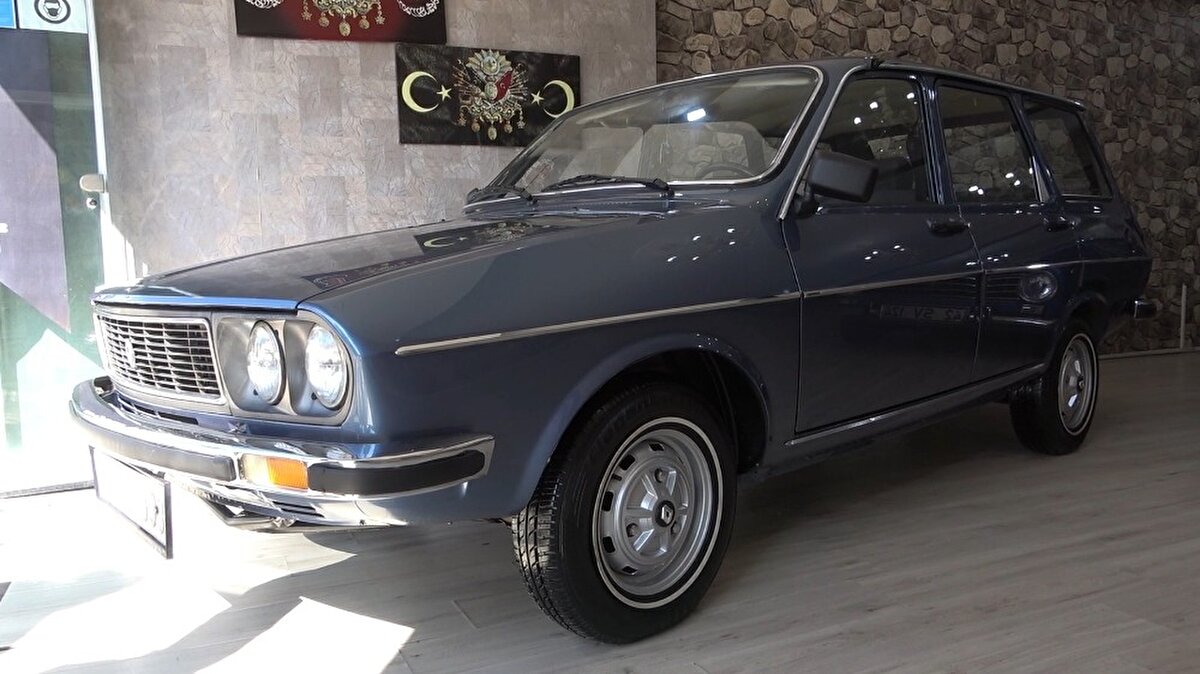 Klasik otomobillerinin fabrikadan çıktığı gibi orijinalliğini koruduğunu ifade eden Güzel, "Klasik araçlara tutkunluğum var. Antika araçları seviyorum. Gelişigüzel araçları hiçbir zaman sevmiyorum. En temiz araçları alıp satıyorum. Şu anda 3 tane aracımız var. Yaklaşık 2 yıldır bu araçlardan satıyoruz. 87 model 131 Şahin'imiz var. Fabrika boyalı 100 bin kilometrede benzinli. Aracı aldığımızda biraz standarttı. Araca bazı aksesuarlar yaptık. Yılına ait aksesuarlar yaptık. Jantıdır, içindeki müzik sistemidir hepsi yılına ait. O yıllarda kullanılan malzeme ile aksesuar yaptık aracımıza. Şu anda içeride saklıyoruz" dedi.