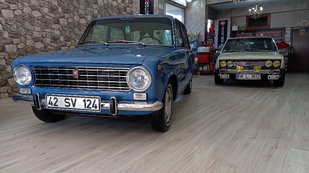 1974 model Murat 124 ise henüz 35 bin kilometrede. Diğer bir otomobil ise 1987 model Renault.