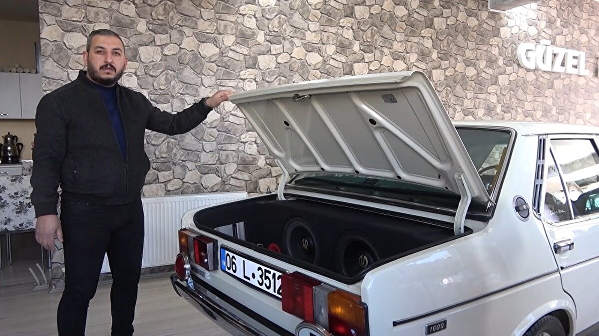 1987 model Murat 131'in her tarafının fabrikasyon olduğunu anlatan Güzel, şunları kaydetti: "Fabrikasyon göğüz, fabrikasyon koltuk, tavan, taban döşemesi, dış aksamı, boyası fabrikasyon ve çok güzel. Yani öyle eziktir, çiziktir, herhangi bir hata kesinlikle yoktur. Çok güzel saklanmış araçtır 87 model aracımız. Çok kıymetli bir araçtır. Her taraf fabrikasyondur. 124'ümüz de aynı keza, kazası falan yoktur. İçi dışı her tarafı fabrikasyondur. Dış aksamı komple İtalya'ndır. Bu araçlar kupon araç. İnternete bakıldığında düşük fiyata da var, yüksek fiyata da var. Bu iş kupon olduğu için bunların önü açık. Bu arabanın kıymetini bilen alır. O yüzden bunlara fiyat biçemiyoruz. Şu kadar fiyat desek olmaz. Biz hepsini yüksek fiyattan aldık. Çünkü saklanmış, korunmuş bir araç. Kıymetinin bilinmesi lazım" ifadesini kullandı.