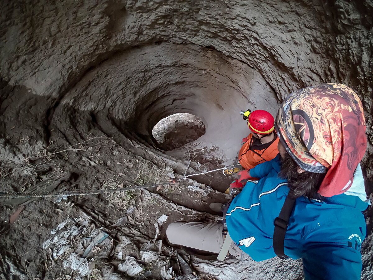 Bölgede adeta şehir efsanesine dönen ve Paflagonya tarihiyle diğer kalelerin yapım yılları göz önüne alındığında 2 bin 500 yıl önce yapılmış olabileceği tahmin edilen gizli bir geçit keşfedildi. 30 metre derinliğindeki geçidin vadi tabanındaki suya ulaştığı belirlendi. Geçide girilerek inceleme yapıldı.