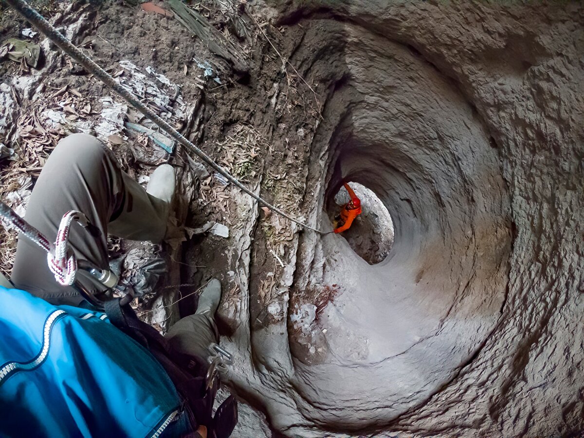 Bölgenin kale olabileceğinin kanıtını keşfettiklerini ifade eden Cemil Beder, açıklamasına şöyle devam etti: “Yaptığımız araştırmalar esnasında bölgenin kale olabileceğinin resmi ilk kanıtını keşfettik. Buda kalenin suya bağlanan gizli geçit yoluydu. Bu keşiften sonra yaptığımız araştırmalarda keşfettiğimiz noktanın Paflagonya döneminde yapılan diğer kalelerin gizli geçit ve ulaşım yollarıyla birebir benzerlik gösterdiğini gördük. Bu coğrafyamız için büyük bir keşif. Çünkü bugüne kadar şehir efsanesi olarak kuşaktan kuşağa aktarılan bir bilgiydi. Ama elle tutulur bir belgemiz yoktu. Bu keşifle beraber Safranbolu’nun tarihinde yeni bir sayfa açılacağını düşünüyorum. Bu noktanın arkeologlar başta olmak üzere birçok bilim adamı tarafından detaylıca incelemesinin ardından Safranbolu’ya bakış açımızı ve bilgilerimizi güncelleyeceğimizi düşünüyorum.''