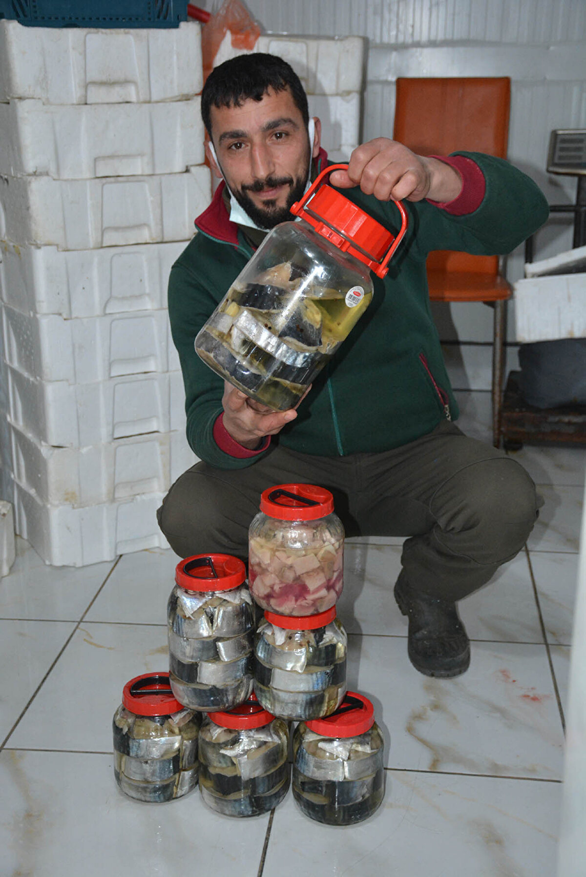 Lakerda yapımı ile ilgili bilgi veren balıkçı İsmail Değer, Lakerda, kış aylarının vazgeçilmezidir. İri palamut ve torik balıklarından yapılıyor. İri balıklar kafaları kesildikten sonra belli bir dilim aralıklarıyla kesilerek suya yatırılır. Suda kanı çıksın diye 3 gün bekletilir. Daha sonra iplik dediğimiz tellerle balıkların kanları alınır. Birkaç gün daha suda kaldıktan sonra tuza yatırılır ve bu şekilde lakerdamız hazırlanır. Elimizde bayağı miktarda lakerda vardı. 250-300 tane palamut ve torikten lakerda yapmıştık, hepsi bitti. Şu anda 7-8 tane torikten yaptığımız lakerdamız kaldı ama onlar da bitmek üzere, yok satıyoruz. Şu anda talep çok ama elimizde o kadar çok lakerda yok. Bu da ister istemez fiyatları etkiliyor. Şu anda bir kavanoz lakerda 300-350 lira civarında satılıyor dedi.