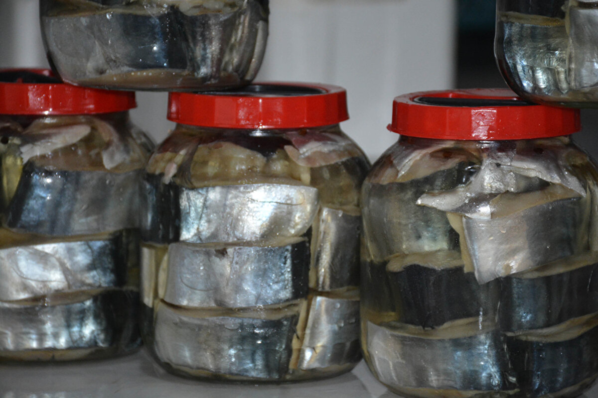 Meraklıları tarafından özenle hazırlanan lakerdanın yapımı oldukça zahmetli. Lakerdanın iyi olması için palamudun irisi ya da torik olması şart. İlk olarak dilimler halinde kesilen balıkların omurilikleri ince uçlu bir tel yardımıyla temizleniyor. Balığın temizlenmesinin ardından 3 gün buzlu suda bekletiliyor.