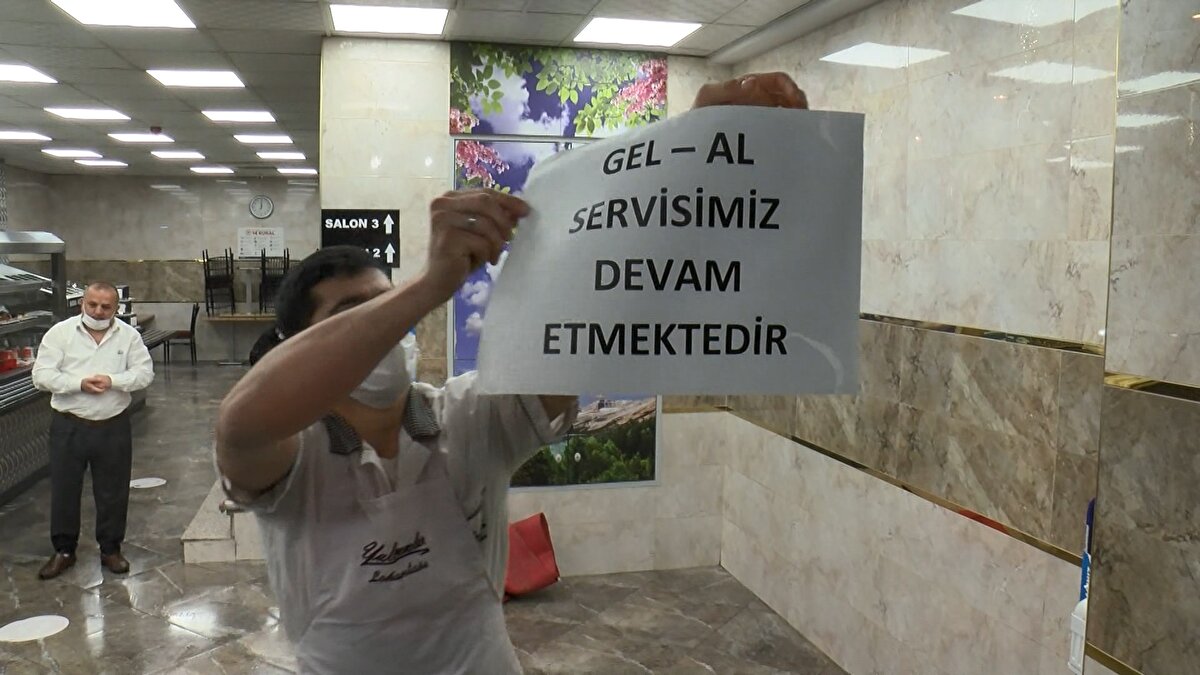 Dün, Kabine Toplantısı'nın ardından kademeli normalleşme dönemine geçildiğini açıklayan Cumhurbaşkanı Recep Tayyip Erdoğan,  restoran ve kafeler için, "Çok yüksek riskli iller dışında, Türkiye genelinde faaliyetlerini sabah 07.00 ile akşam 19.00 saatleri arasında, yüzde 50 kapasiteyle sürdürebileceklerdir" ifadelerini kullandı.
