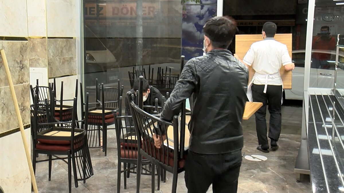 Küçükçekmece'de bir lokantada temizlik çalışması yapıldı, masa ve sandalyeler tekrar eski haline getirilerek yerlerine yerleştirildi.
