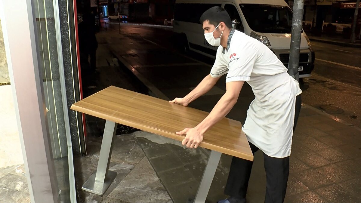 Açıklanan kararların ardından İstanbul'da kafe ve restoran sahipleri sabahın erken saatlerinde hazırlık yaptı.
