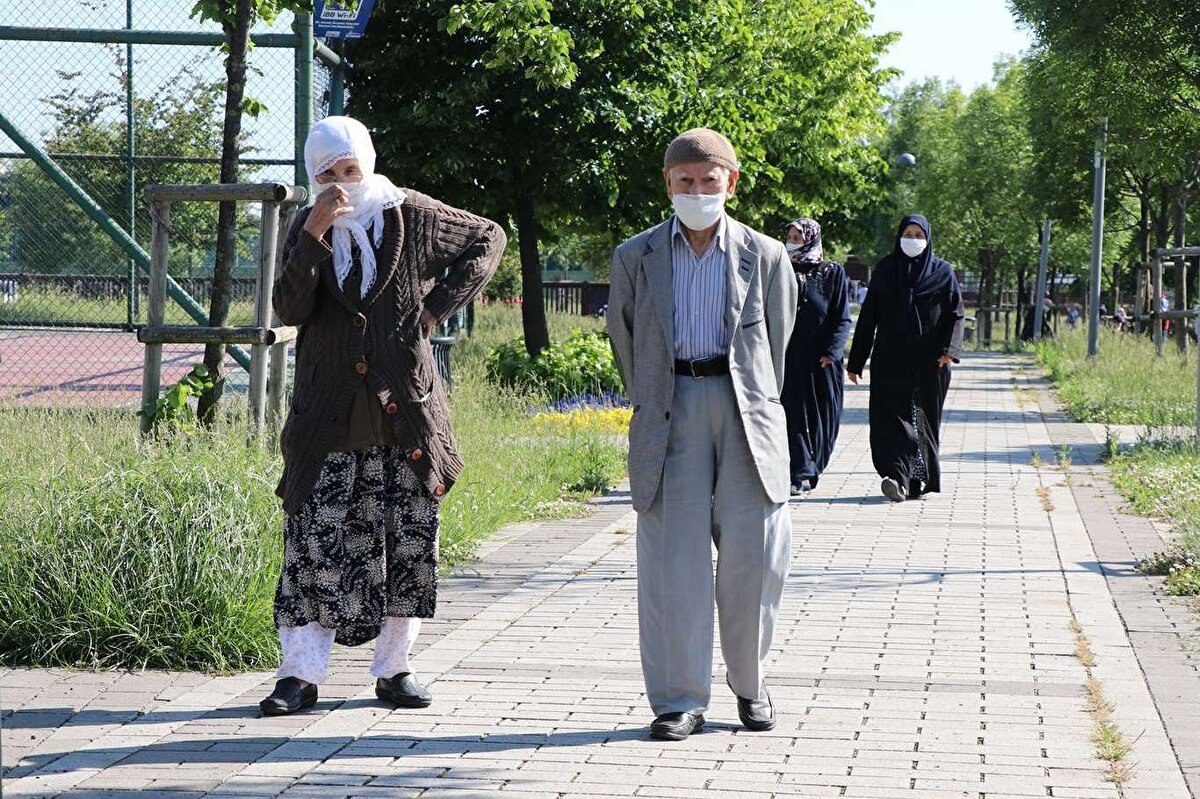 İstanbul'da 65 yaş ve üzeri ile 20 yaş altı vatandaşlar için getirilen sokağa çıkma süreleri 3 saatten 4 saate yükseltildi. 65 yaş ve üzeri vatandaşlar 10.00-14.00 saatleri arasında, 20 yaş altı çocuklar ve gençler ise 14.00-18.00 saatleri arasında sokağa çıkabilecek.