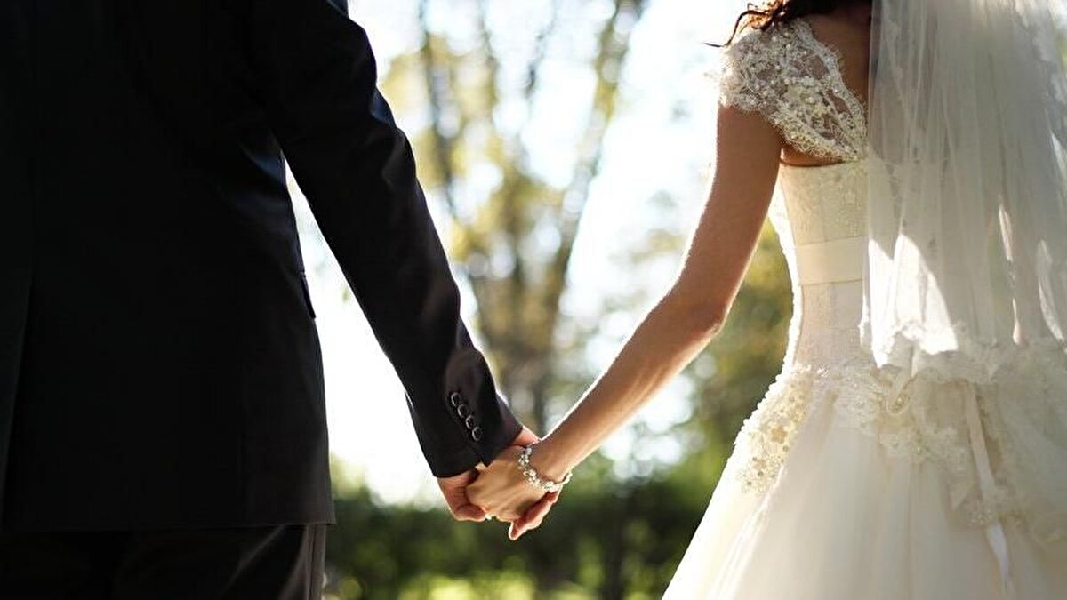 Şehirde nikah ve nikah merasimi şeklindeki düğünler; kişi başına minimum 8 metrekare alan ayırmak, katılımcı sayısı 50'yi geçmemek ve 1 saatle sınırlı olmak üzere yapılabilecek.