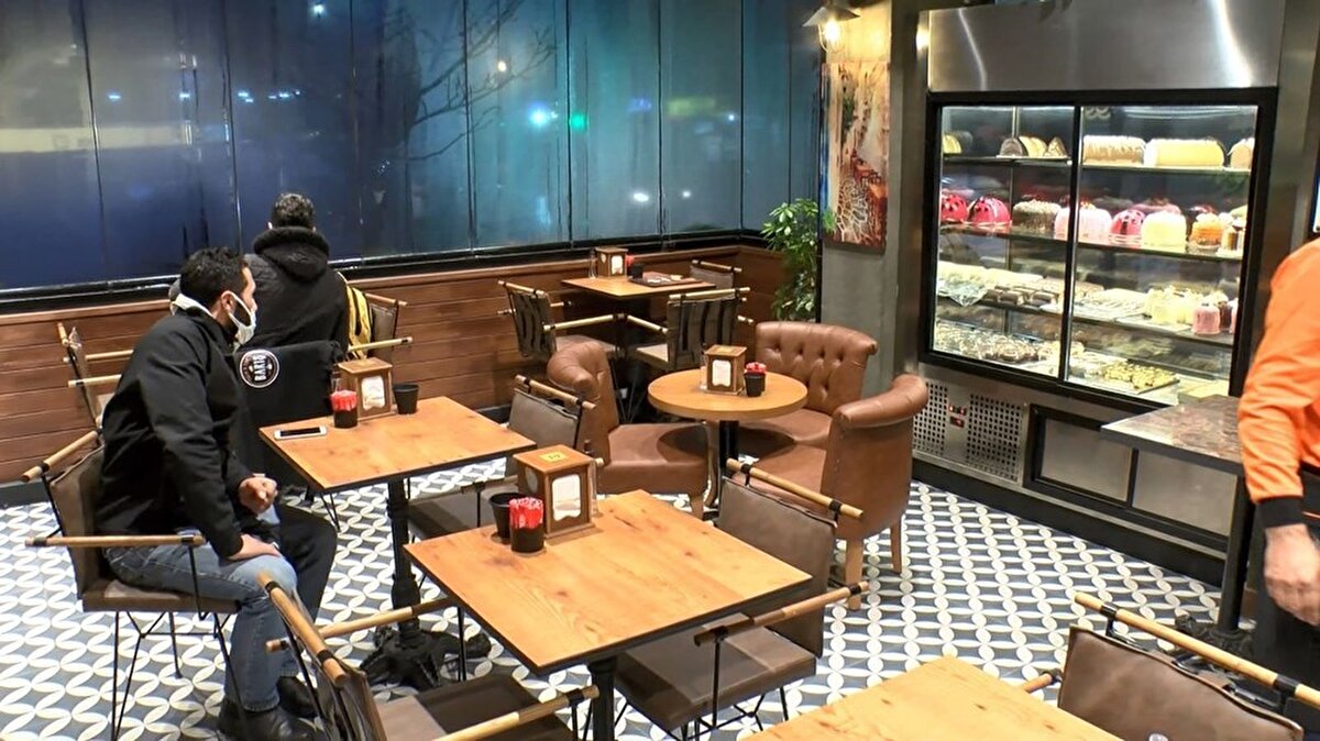 Esnafın aylardır beklediği restoran ve kafeler belirli şartlarla açıldı. Yüksek risk grubunda bulunan İstanbul'da mekanlar; belirlenen kapasite oranlarına göre 07.00-19.00 saatleri arasında faaliyet gösterecek. Yüzde 50 kapasite sınırlaması oranı uygulanacak mekanlarda bulunabilecek masa-koltuk sayısı ve aynı anda bulunabilecek azami kişi sayısı tespit edilecek. Bu risk gruplarındaki yeme-içme yerleri 19:00-21.00 saatleri arasında paket servisi veya gel-al şeklinde, 21.00-24.00 saatleri arasında ise sadece paket servis şeklinde hizmet verebilecekler. Müşterilerden HES kodu istenecek.