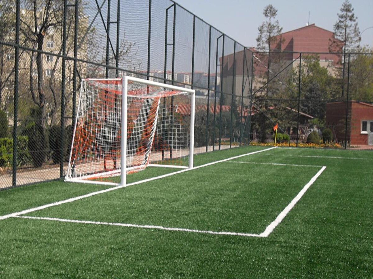 Bunların dışında halı saha ve yüzme havuzları İstanbul'da kapalı kalmaya devam edecek. Genel Kurullar 300 kişiye kadar kapasite ile yapılabilecek. Kamu kurumları normal işleyişlerine, saatlerine geri dönecek.