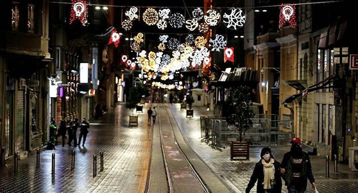 İstanbul'da haftanın her günü saat 21.00 ile 05.00 saatleri arasında sokağa çıkmak yasak.