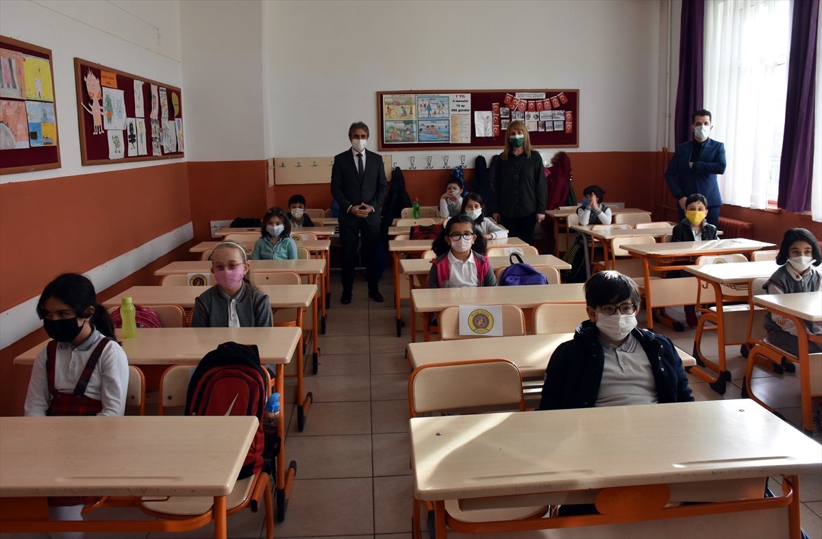 Milyonların merakla beklediği yüz yüze eğitimin İstanbul'da nasıl sürdürüleceği de netleşti. Türkiye'nin tamamında okul öncesi, ilkokul, 8. ve 12. sınıflarda yüz yüze eğitime geçilecek. İstanbul'da; ortaokullar uzaktan eğitime devam edecek; liselerde ise yüz yüze sınavlar yapılabilecek.