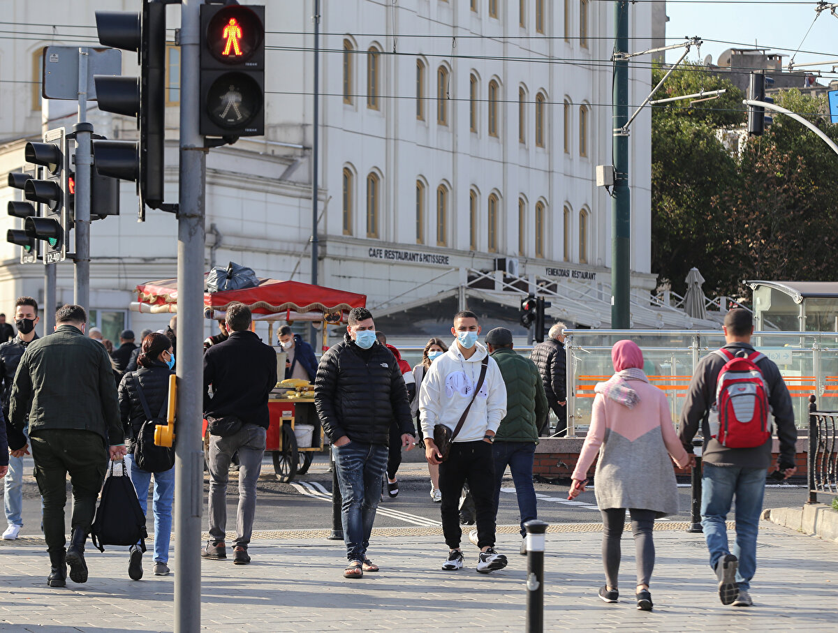 Dün akşam gerçekleştirilen Kabine toplantısı sonrası, Cumhurbaşkanı Erdoğan koronavirüste 'Yeni Kontrollü Normalleşme Süreci' kararlarını açıkladı. Buna göre tüm iller; düşük, orta, yüksek ve çok yüksek riskli olmak üzere dört kategoriye ayrıldı. Kısıtlamalar da bu ayrıma göre yeniden şekillendirildi. İstanbul ise yüksek riskli grupta yer alırken, megakentte yaşayanlar alınan normalleşme kararları sonrası neleri yapmanın serbest nelerin yasak olduğunu araştırmaya başladı. İşte İstanbulluların merak ettiği sorunun yanıtı.