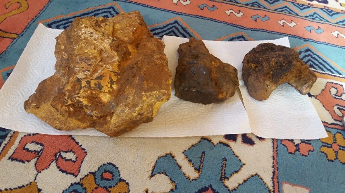 Geçtiğimiz günlerde atmosfere giren ve ortalığı gündüz gibi aydınlatan meteorun Doğu Karadeniz Bölgesi'nde Trabzon ve Giresun başta olmak üzere bir çok ilden görüntülenmesinin ardından Giresun'un Çamoluk ilçesinde bir vatandaş tarlasında göktaşı bulduğunu iddia etti. Giresun'un Çamoluk ilçesinde ikamet eden Ramis Güven (60) isimli vatandaş, tarlasında bulduğu ve göktaşı olduğunu iddia ettiği taşlar için bugünlerde müşteri bekliyor.