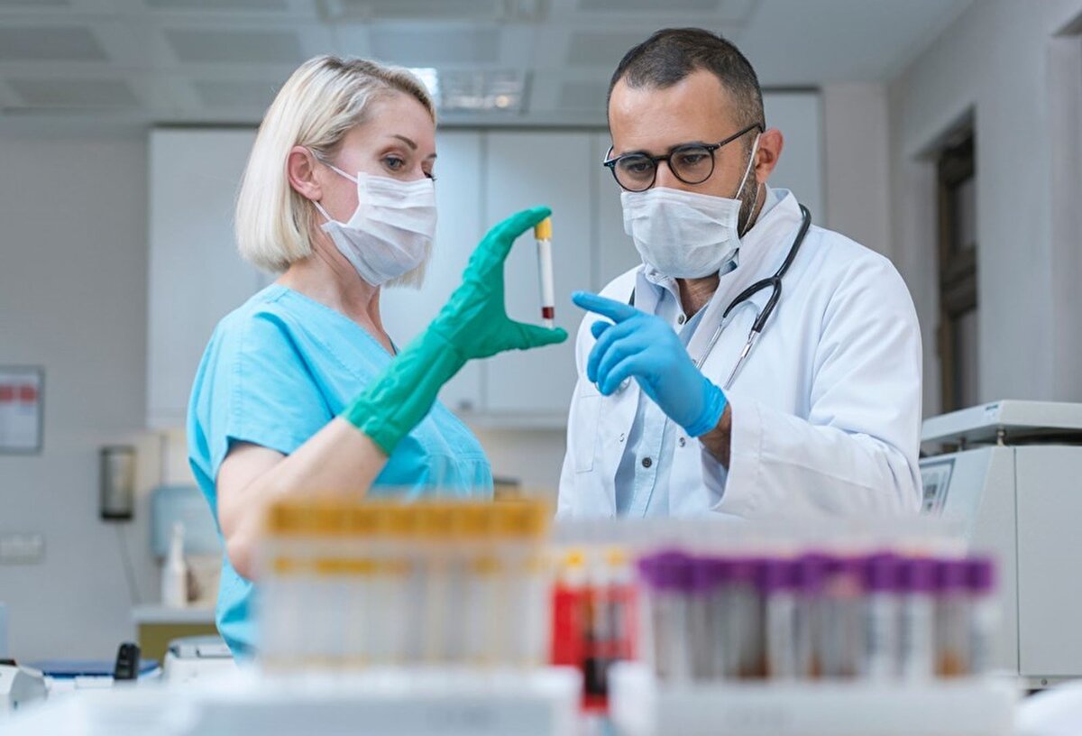 ABD’de yer alan John Hopkins Üniversitesi Bloomberg Halk Sağlığı Okulu'nda biyolog olan Sabra Klein’a göre bu farklılıklar şaşırtıcı değil. Yirmi yılı aşkın bir süredir viral enfeksiyonlara karşı bağışıklık tepkileri üzerinde çalışan Klein, “Virüsler ve diğer patojenler, kadınları ve erkekleri eşit şekilde etkilemez. Bu çalışmada iki X kromozomuna (kadın) sahip kişiler ve sırasıyla X ve Y (erkek) kromozomuna sahip kişiler arasındaki biyolojik farklılarının COVID-19 ile olan ilişkisini inceledik” dedi.