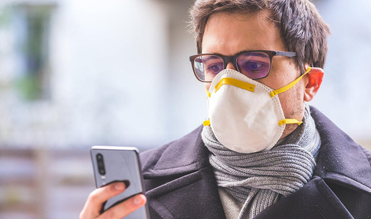 Bilim insanları, yeni tip koronavirüs pandemisinin cinsiyetlerdeki farklı etkilerine dikkat çekmek amacıyla erkekler ve kadınların bağışıklık sistemindeki farkları araştırdı. Araştırmanın bulguları, hem insanlarda hem de diğer memelilerde genetik, hücresel ve organizma düzeyinde temel farklılıkları ortaya koydu.
Bu durumun nedenleri arasında ise şunlar gözlendi: Kadınlarda virüslerle mücadele eden doğumsal bağışıklık yanıtı daha güçlü olması. östrojen hormonunun koronavirüsün hücrelere girişini zorlaştırırken, erkeklik hormonlarının kolaylaştırması ve X kromozomu ile kontrol edilen bazı bağışıklık proteinlerinin kadınlarda daha çok olması.