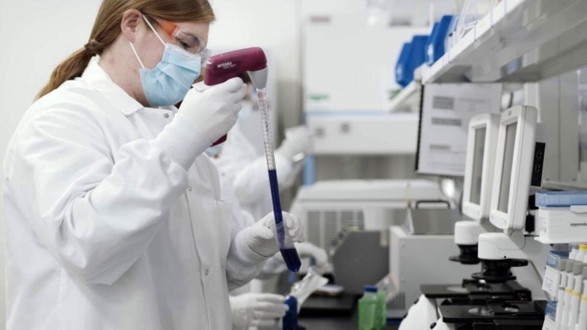 Yeni tip koronavirüs, insan hücrelerine girmek için hücre zarı proteinleri olan ACE2 ve TMPRSS2'yi kullanıyor. Önceki araştırmalar, kadınların cinsiyet hormonu olan östrojenin ACE2 reseptörlerine tutabileceğini ve dolayısıyla virüsün hücrelere girmesini azaltabileceğini gösterdi. TMPRSS2'nin ise testis gibi bazı dokularda erkek hormonları veya androjenler tarafından yükseltilebildiği ve dolayısıyla koronavirüsün vücuda girmesi için daha fazla kapı açtığı görüldü.