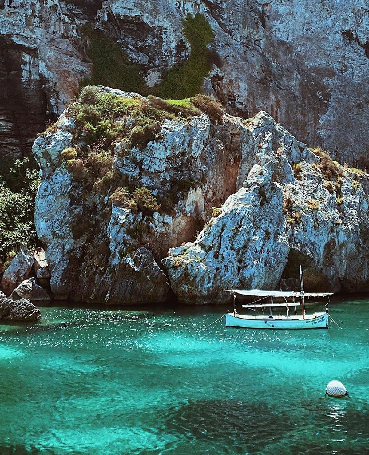 📌 Yaklaşık 90 bin adalı nüfusunun 30 binini barındıran Mahon, Akdeniz’in en büyük doğal limanının iki yakasında şekillenmiş. Zamanın büyük kaptanı Andrea Doria’ya göre, bir donanma için Akdeniz’deki en güvenli, en elverişli limanıymış.⠀