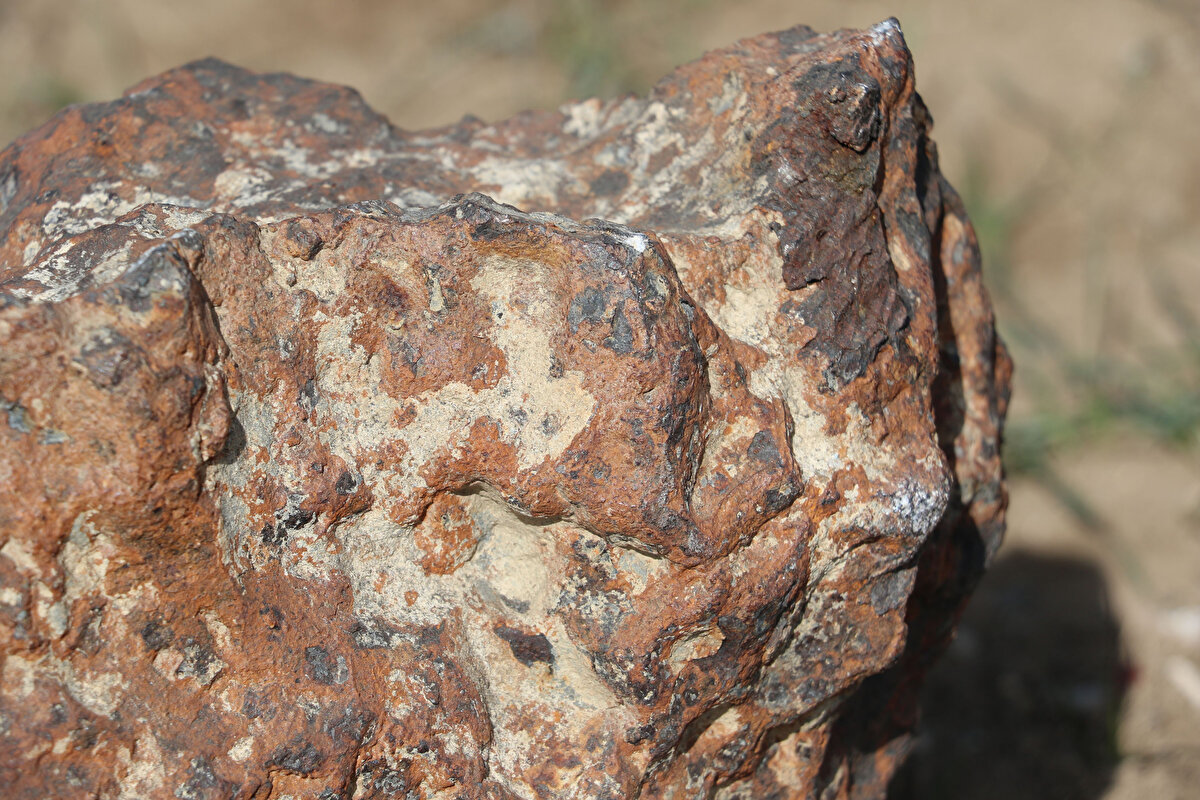 Gök taşını görmek isteyen birçok kişinin kendilerini ziyarete de geldiğini söyleyen Yılmaz, "Taş için birçok ziyaretçi geldi. Bu taş sayesinde daha yeni insanlarla tanışma fırsatı bulduk. Bizim için çok farklı bir deneyim oldu. Gök taşımız müzede sergilendi, ziyaret edildi. Merak edenler çok oldu. Hatta Türkiye'den birçok yerden taş fotoğrafı gönderenler oldu. Bu konularda bir bilim adamı değiliz. Daha geniş çapta bilgisi olan insanlar var. Bizler de bize ulaşanları bilim insanlarına yönlendiriyoruz. Gök taşı düştü konusu gündeme geldiğinde birçok kişi telefonla arayıp ulaşıyor. 'Siz nasıl buldunuz, biz nasıl arayalım, nasıl buluruz' diye soruyorlar. Biz de 'Şu şekilde bulun' diyemiyoruz, çünkü biz de tesadüfen bulduk. Gök taşını bulan insana şans getirmesini dilerim. Benim hayatımda hiçbir değişiklik olmadı. Tarım ve hayvancılıkla uğraşıyordum yine devam ediyoruz. Satıp paramızı alırsak yine aynı işimize devam edeceğiz. Yine aynı hayatımıza devam edeceğiz" dedi.
