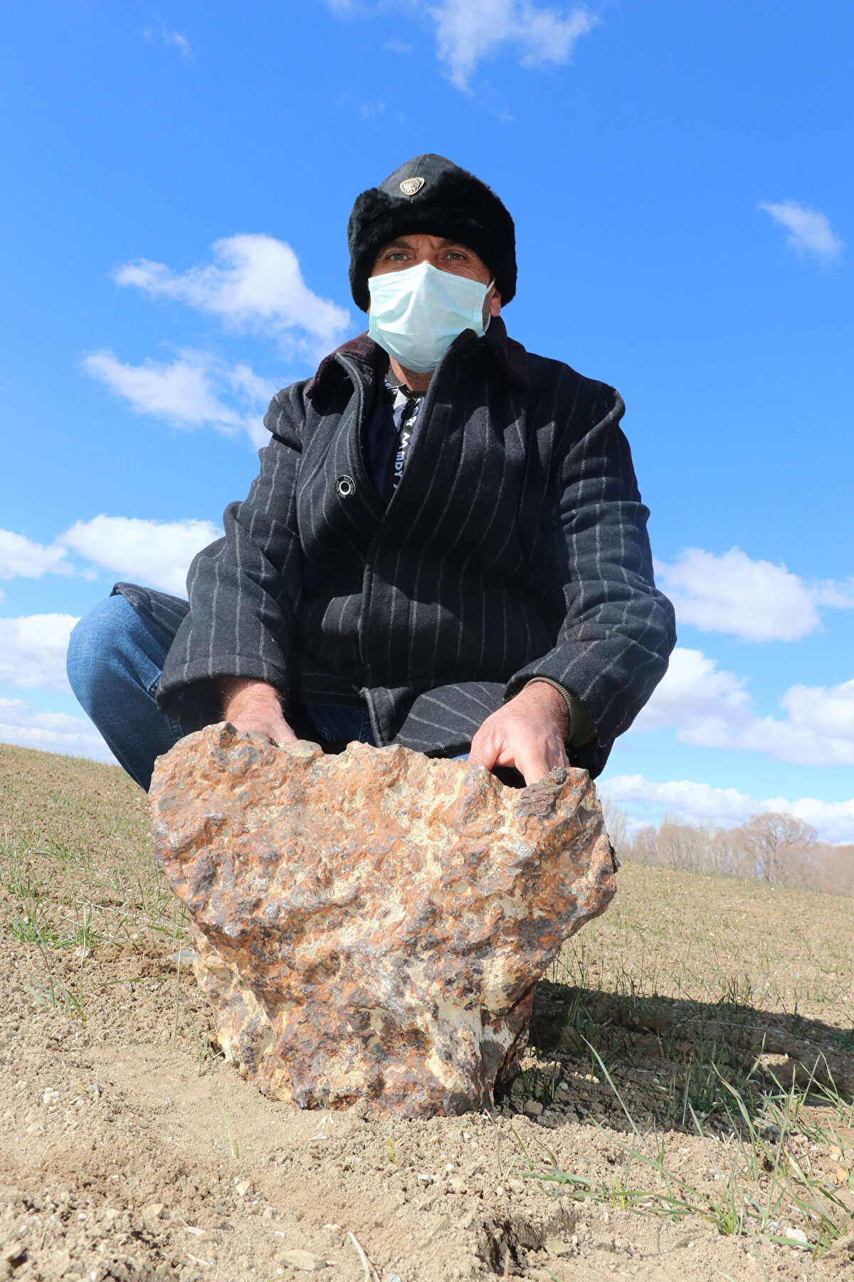 Yılmaz, dışı gri renkte olan 68 kilo ağırlığındaki taştan aldığı bir parçayı incelenmesi için bir yakının yardımıyla ABD'deki bir üniversiteye ulaştırdı. İncelemede, taşın bir göktaşı olduğu ortaya çıktı. Dünya literatürüne ‘Gerdekkaya’ ismiyle giren gök taşında 12 element bulunduğu Türkiye’nin en büyük üçüncü gök taşı olduğu belirtildi.
