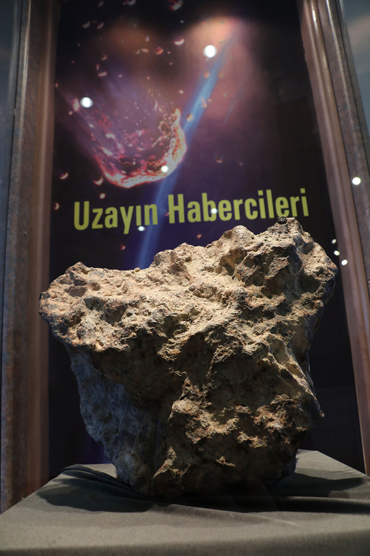 Gök taşını ilk bulduklarında 68 bin dolarlık bir teklif geldiğini dile getiren Yılmaz, "O zaman yeni bulduğumuz için konu hakkında tam fikir sahibi olmadığımız için insanlar tarafından yanlış yönlendirildik biz. Bu nedenle taşı vermedik. Sonra o paralara vermediğimiz için pişman da olduk. Daha sonra 6, 8, 20 bin dolarlık teklifler geldi. Son olarak ise Amerika'da değerli taşlar alıp satan bir kişi bizimle irtibata geçti. 180 bin dolar teklif edildi, biz de kabul edip sattık. Ancak resmi prosedürü takip ediyoruz. Resmi yollarla nasıl taşı yurt dışına çıkarabiliriz, bunun araştırması içerisindeyiz. Taşı gönderdikten sonra inceleyecekler, gerekli analiz sonuçları çıkarsa onlar taşı alacak biz de paramızı alacağız" diye konuştu.
