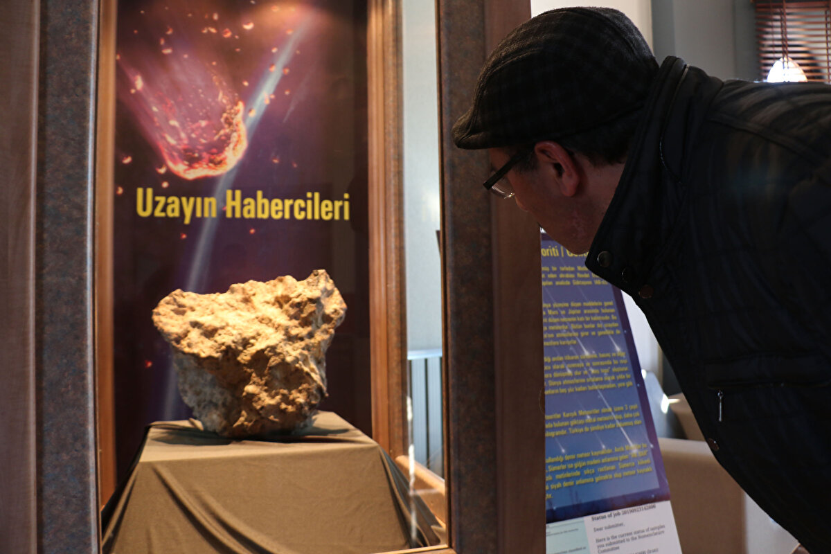 Ancak taşın çok ağır olması nedeniyle yerinden hareket ettiremedi. Görünüşünün farklı olduğunu düşünen Yılmaz, komşularının yardımıyla taşı bulunduğu yerden alarak evine getirdi.
