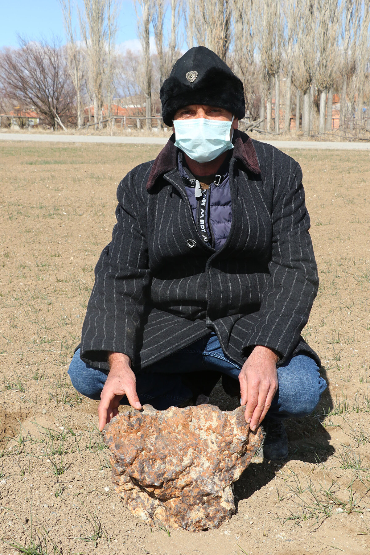 Alaca ilçesinde 12 haneli Gerdekkaya köyünde oturan çiftçi Mutlu Yılmaz, Nisan 2019'da nohut ektiği tarlasını hasada hazırladığı sırada gördüğü büyükçe bir taşı kaldırmaya çalıştı.
