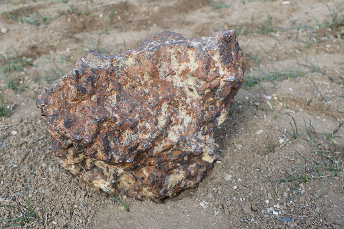 Son olarak Amerika'daki bir alıcı Yılmaz ile iletişime geçti. Yılmaz, 4 bin yıllık gök taşını Amerika'daki alıcıya 180 bin dolar karşılığında satış için anlaştı.
