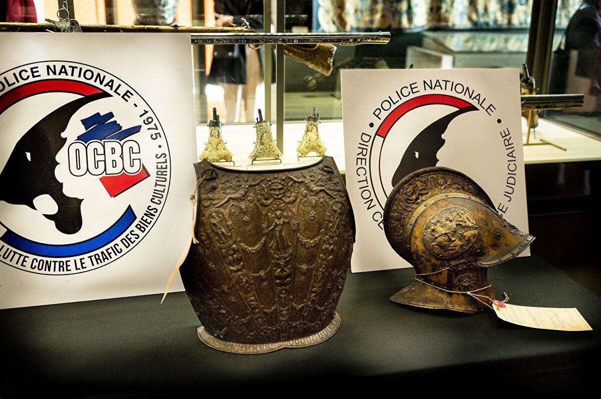 Bordeaux'da yaşayan bir ailenin miras bıraktığı antik eşyanın incelenmesi sırasında antika uzmanı tarafından keşfedilen paha biçilemez zırh ve miğfer, 1560 ile 1580 yılları arasında Milano’da üretildiği ifade edildi.