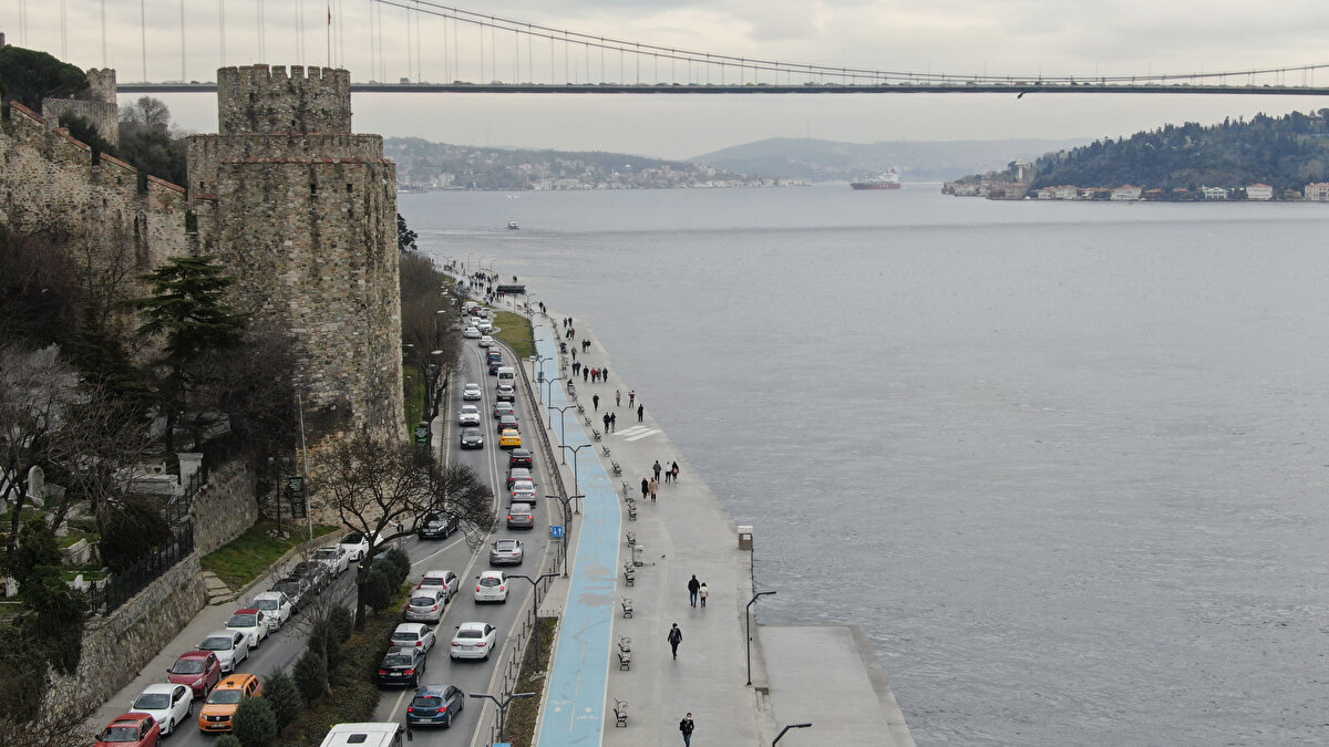 Yüksek riskli il (Turuncu) kategorisinde olan İstanbul'da sokağa çıkma kısıtlaması bu akşam 21.00'de başlayacak ve pazartesi sabah 05.00'e kadar sürecek. 