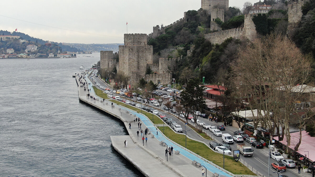 Çok sayıda vatandaş kısıtlamasız ilk cumartesi gününde sahillerde yürüyüş yaptı. Bazı vatandaşlar da oltasını alıp balık tuttu. 